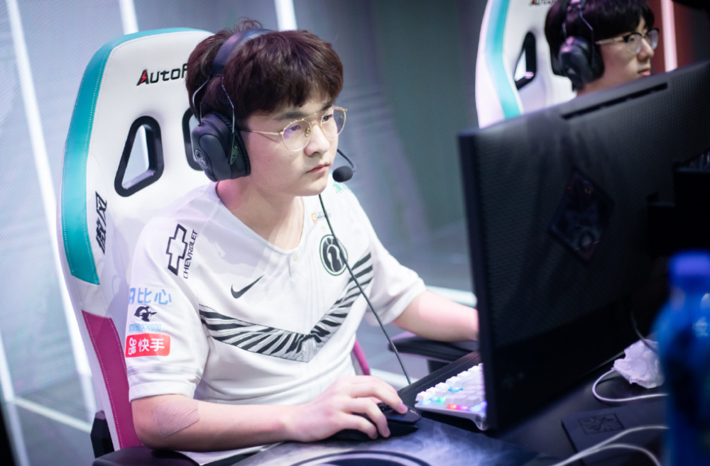 28quan-包含Uzi重返赛场，表现优异首场状态出色，加拿大队观众沸腾！赛场气氛高涨的词条